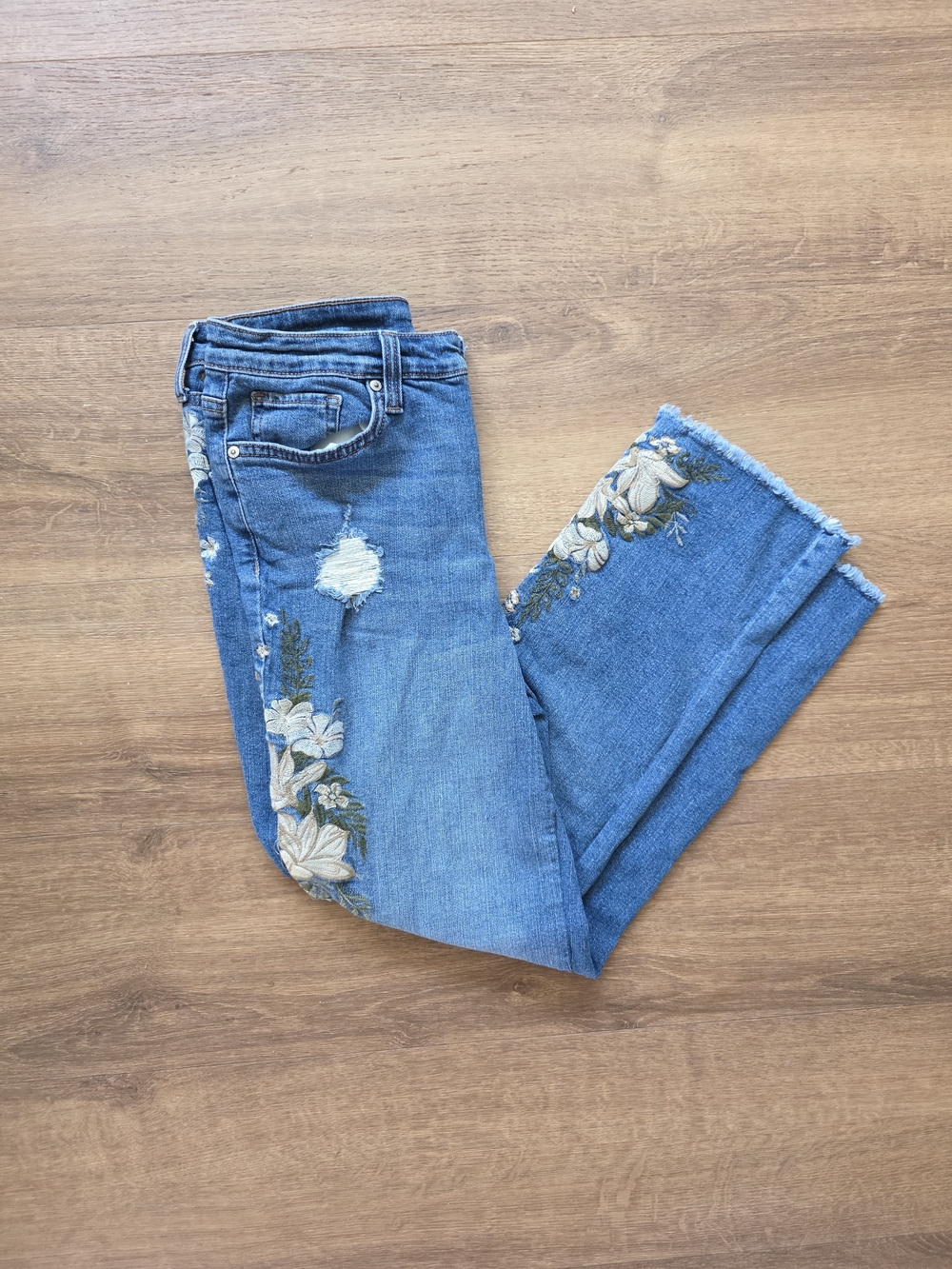 Style & Co Straight Crop Jeans Size 10 Floral Embroidered Distressed